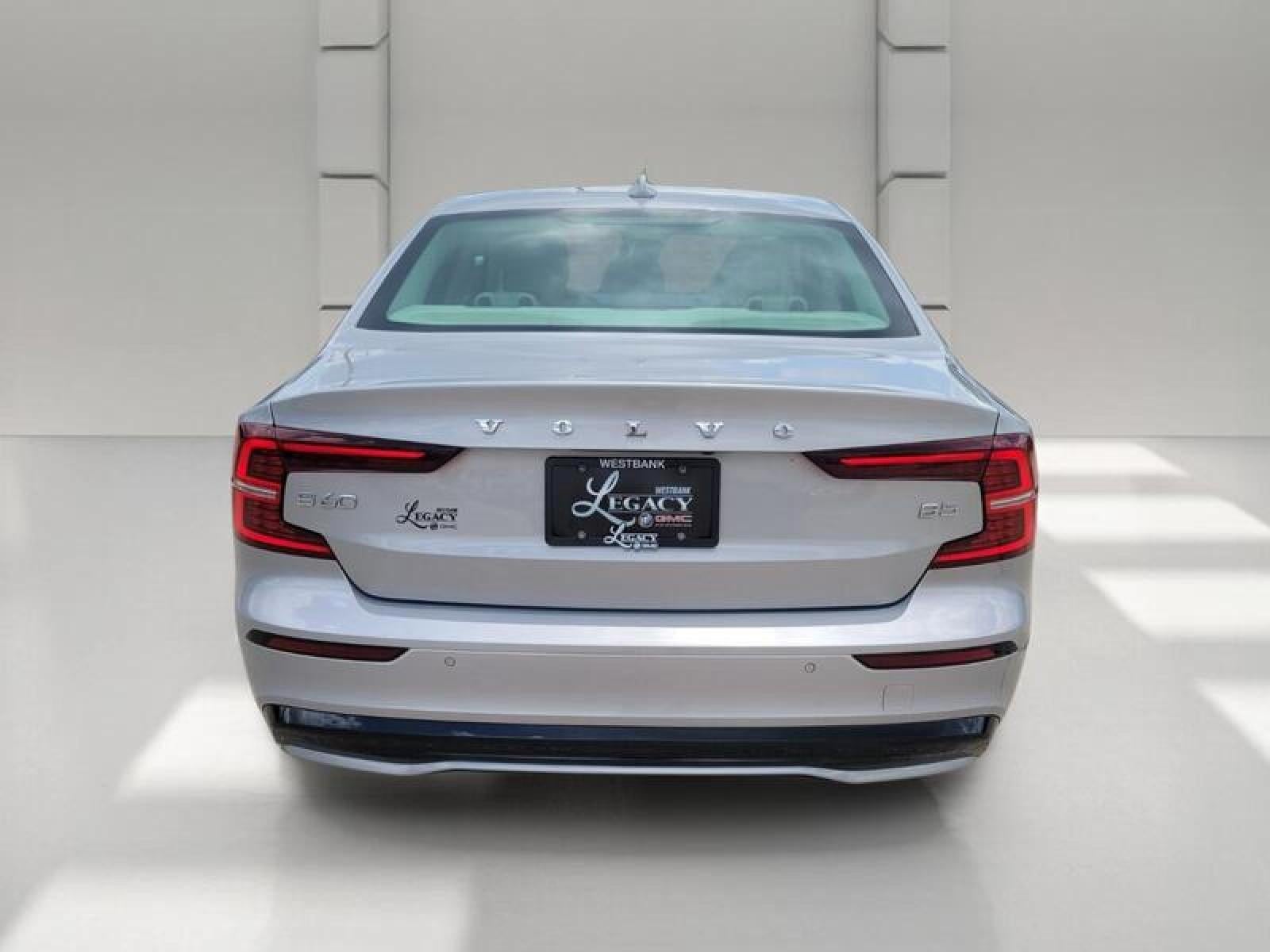 2024 Volvo S60 Plus Dark Theme