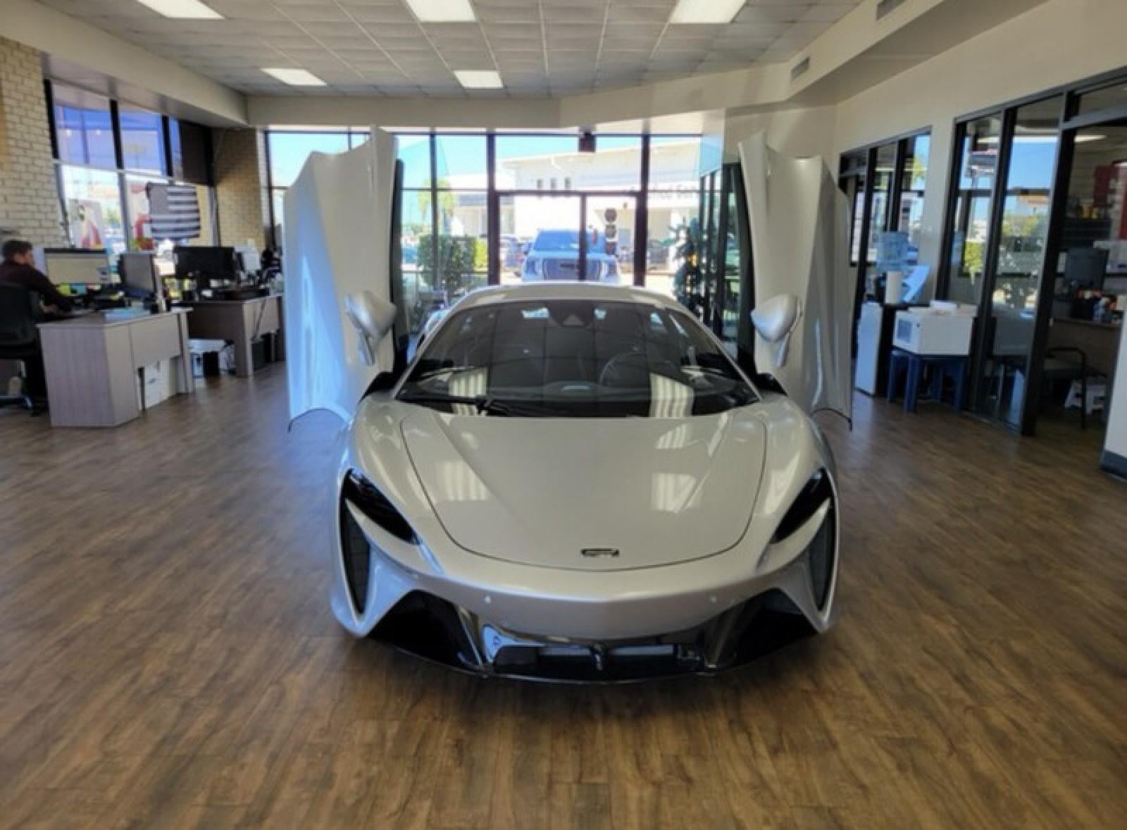 2023 McLaren Artura Base