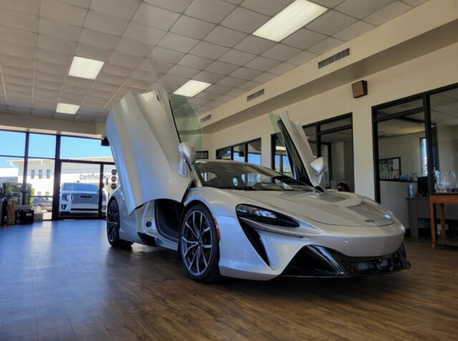 2023 McLaren Artura Base